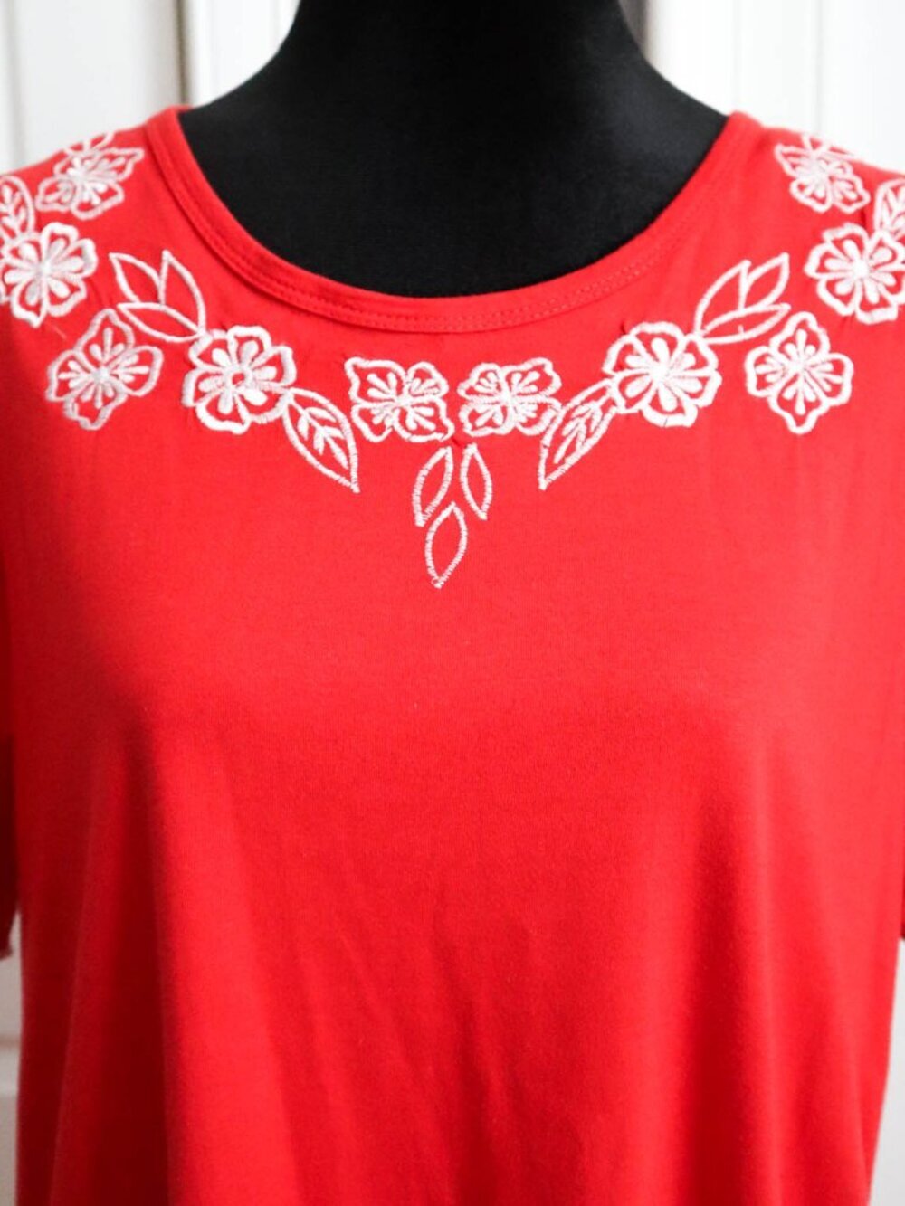 La Cera Dress Cotton Red & Embroidered Floral Design Sz M Pockets Resortwear - Picture 3 of 8